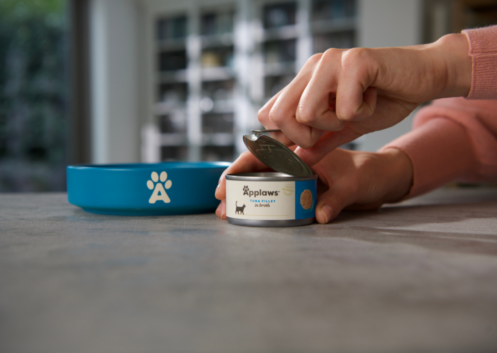 Opening Applaws cat food tin